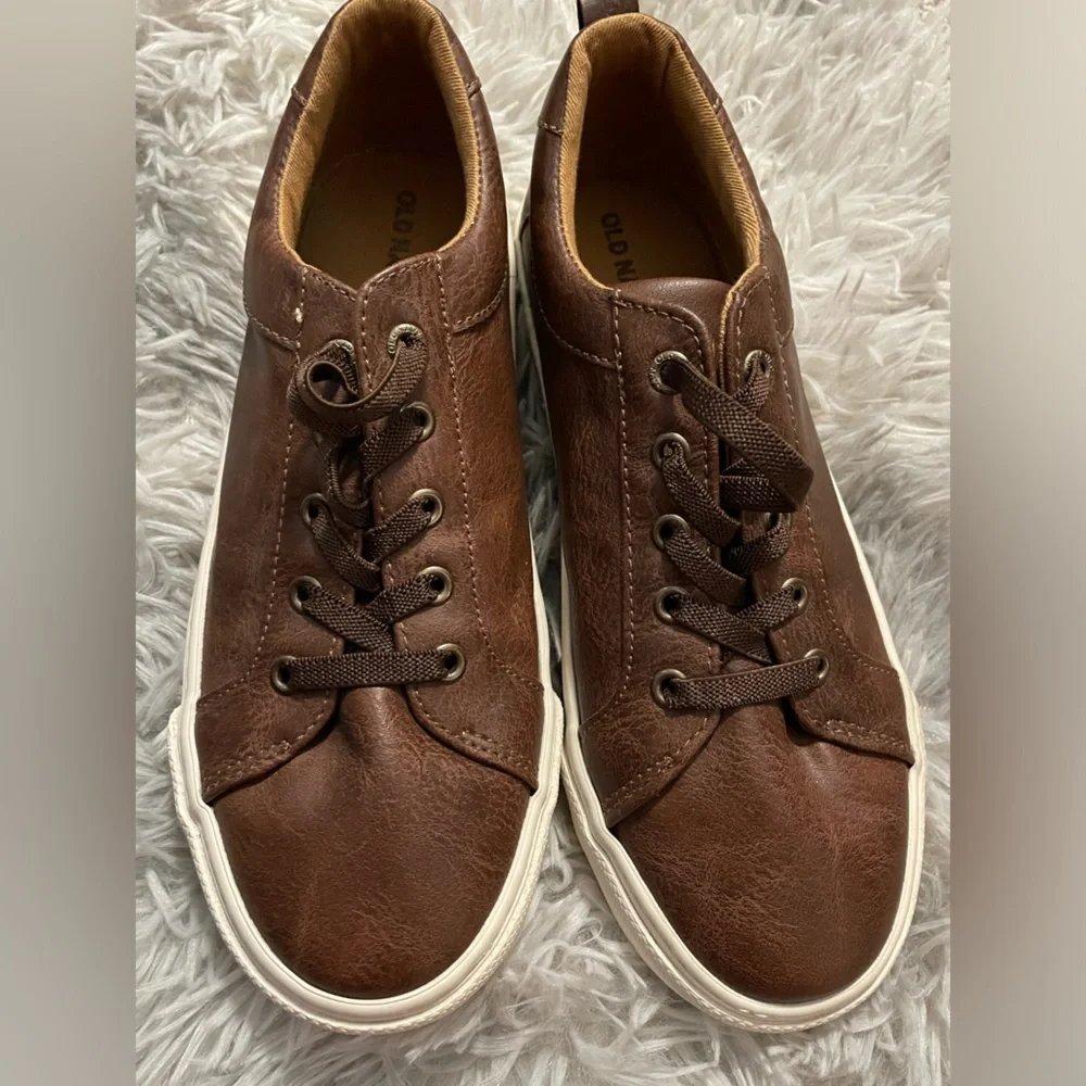 Boys Old Navy dress shoes. (No tie laces) Size 4.